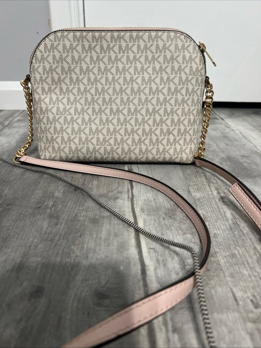 Michael Kors Beige Signature Canvas Crossbody with Pink Trim - Picture 5 of 8